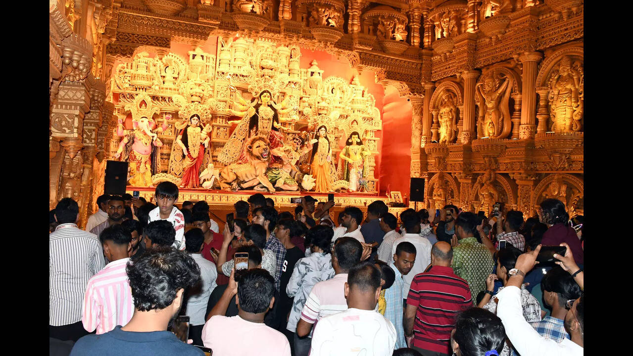 Devotees gathered before a Durga Puja darbar in Ranchi on Saptami in 2025